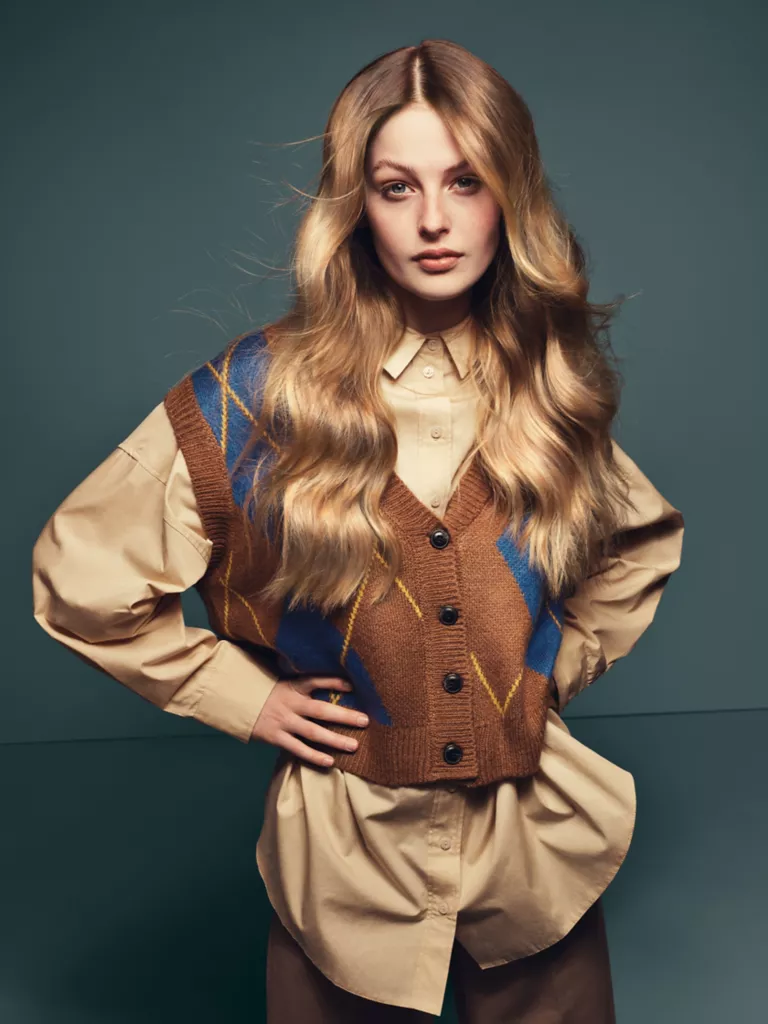 Mujer joven con pelo largo 